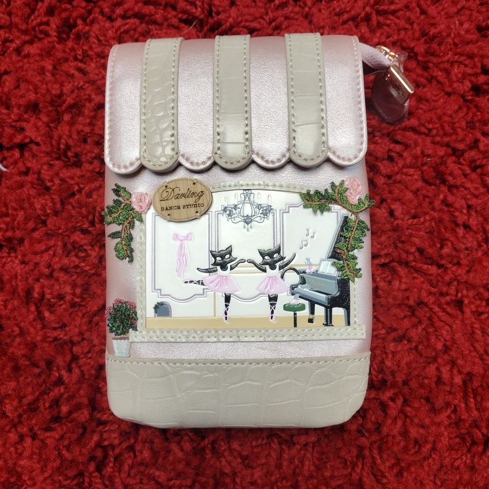 - Cross body clutch